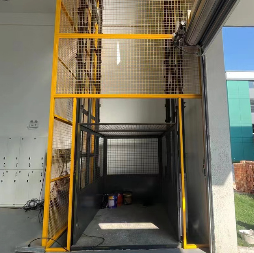 海沧导轨式升降机助力物流园破解运输难题