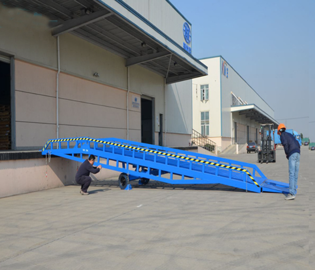 海沧移动式登车桥应用